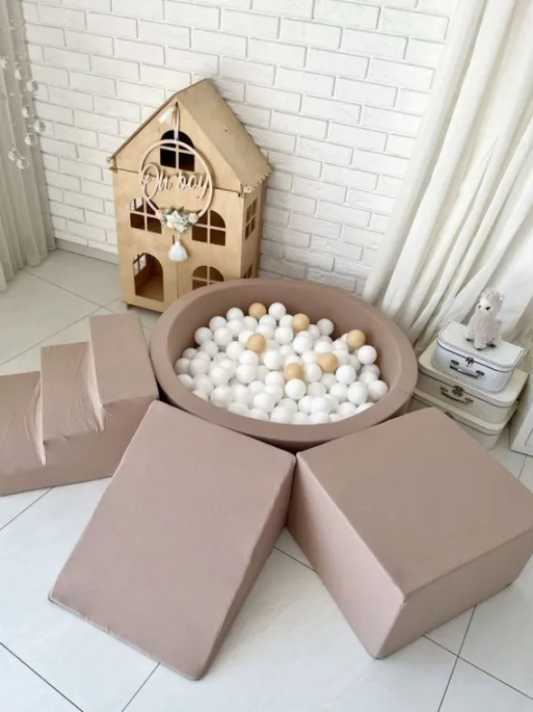 Pehmustettu pallomeri, leikkialusta, liukumäki ja portaat - Beige