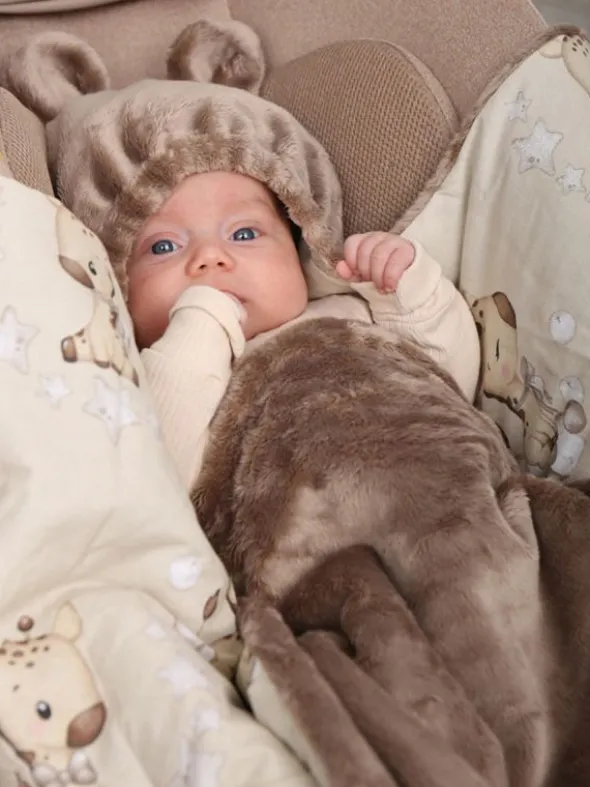 Vauvan turvakaukalon lämpöpussi – Beige velvet and giraffes